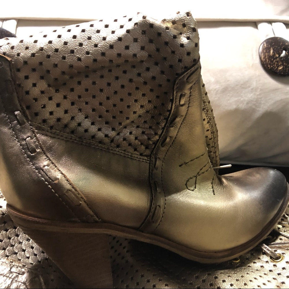 ALDO Metallic Gold Cow Girl Leather Boots. Size 6